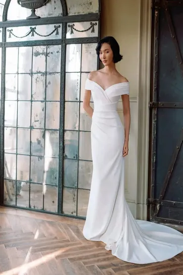 Noiva com vestido minimalista para aluguel em São Paulo - Modelo clean com linhas retas e elegância atemporal para casamento moderno