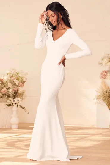 Close do corte perfeito de vestido minimalista - Aluguel de vestidos com acabamento impecável em SP