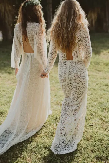 Close dos detalhes artesanais de vestido boho chic - Aluguel de vestidos com rendas vintage e bordados manuais em SP