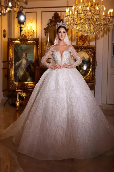 Close dos detalhes em renda e aplicações de vestido princesa - Aluguel de vestidos de noiva com acabamento artesanal em SP