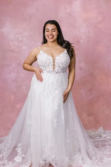 Modelo plus size com vestido de noiva para aluguel - Coleção especial São Paulo