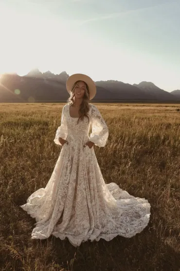Noiva com vestido boho chic em casamento ao ar livre - Aluguel de modelos leves para cerimônias no ar livre em São Paulo