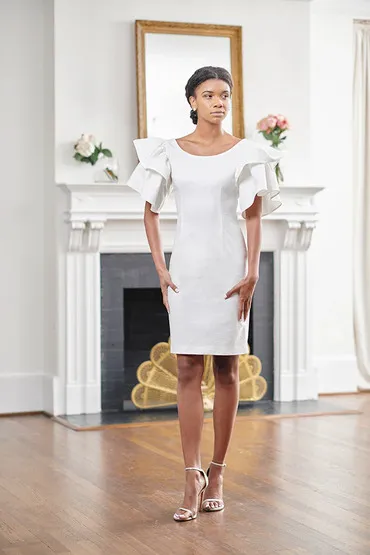 Noiva com vestido curto elegante para casamento civil em São Paulo - Aluguel de vestidos para cerimônias intimistas