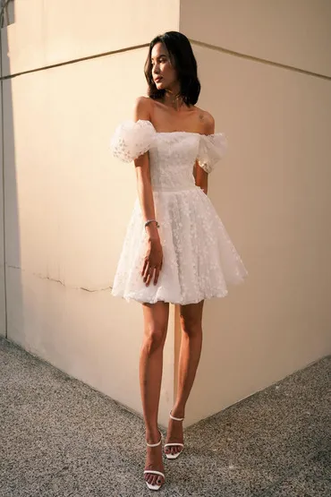 Noiva com vestido midi para casamento civil em SP - Modelo elegante com detalhes em renda para aluguel