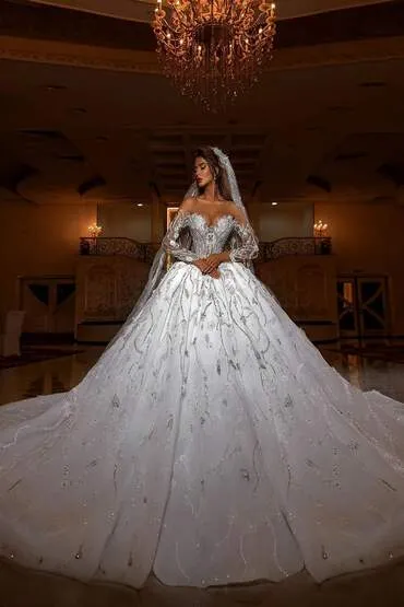 Noiva com vestido estilo princesa completo com cauda volumosa - Aluguel de vestidos para casamento de conto de fadas em São Paulo