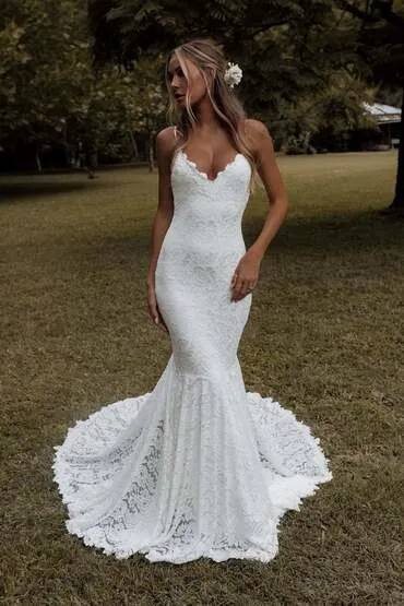 Noiva com vestido estilo sereia em cerimônia moderna - Aluguel de vestidos com corte que marca silhueta em São Paulo